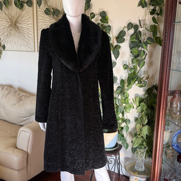 Gallery Black Persian Look with Faux Fur Collar Coat
Women’s size M Like New - Picture 4 of 8